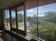 La naturaleza como parte de la oficina se hace presente en la vista del techo verde desde la sala de reuniones, a cuatro años de su instalación.